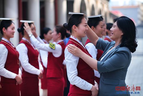 京張高鐵高姐 以專業(yè)禮儀風(fēng)貌，迎接冬奧服務(wù)新篇章